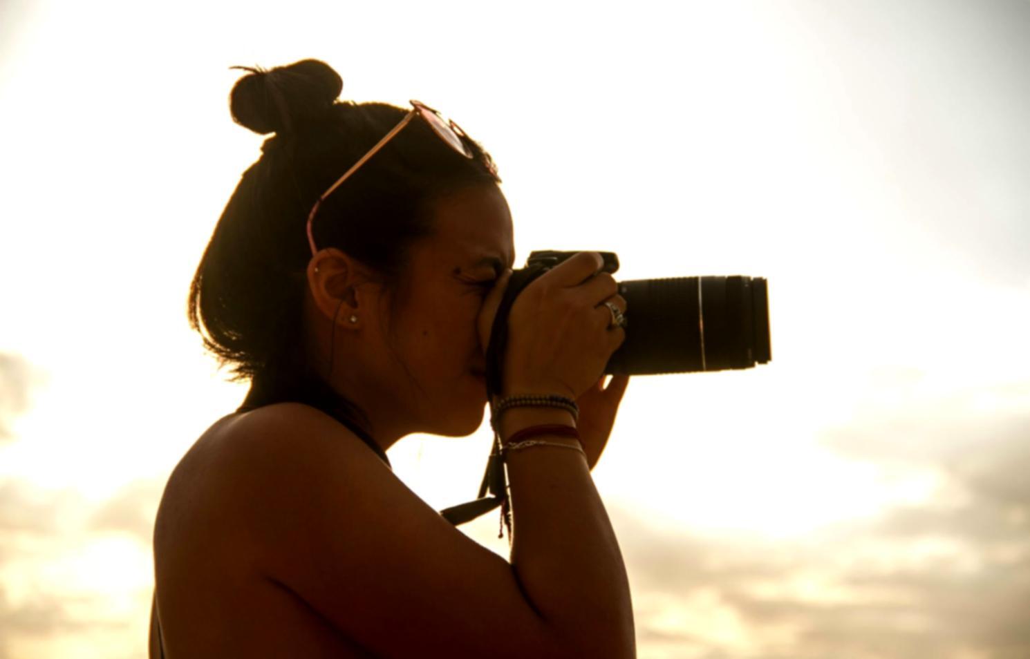 Studente durante sessione pratica di fotografia con attrezzatura professionale