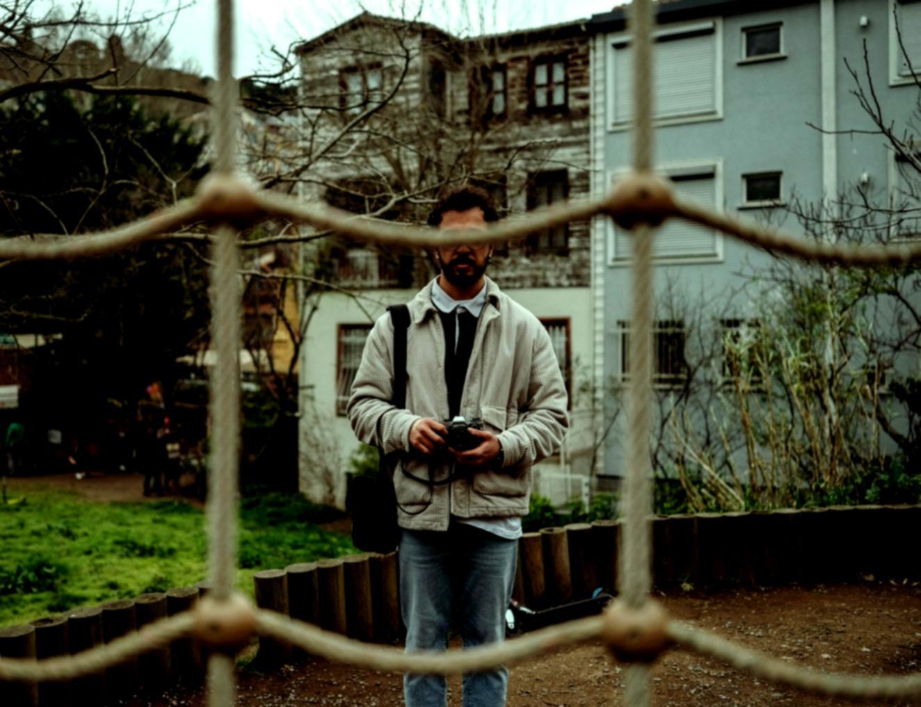 Equipaggiamento fotografico analogico e digitale su superficie di lavoro