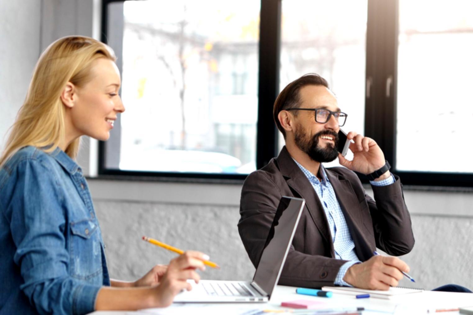 Fotografia di strada urbana con composizione dinamica e luce naturale